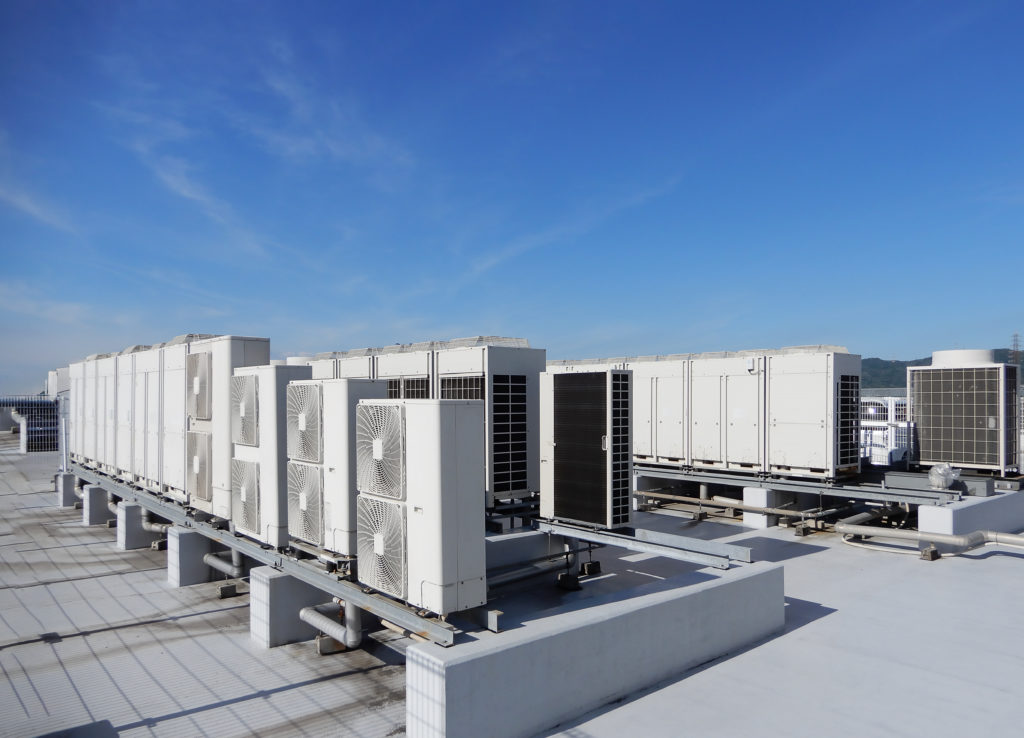 ビル屋上の空調施設の室外機