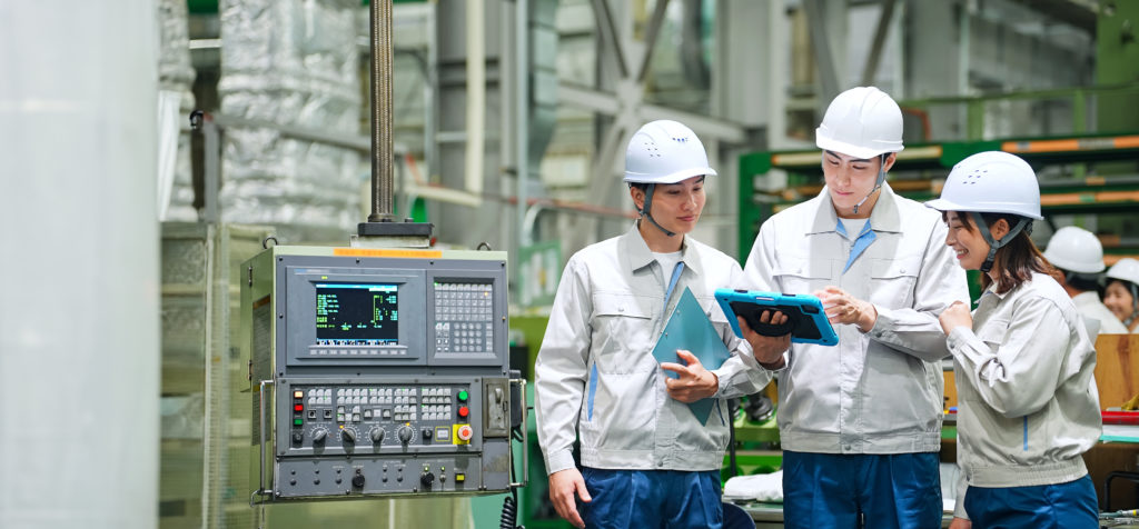 現場で作業する従業員グループ